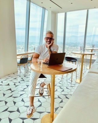 Какие брюки чинос носить с разноцветными кроссовками