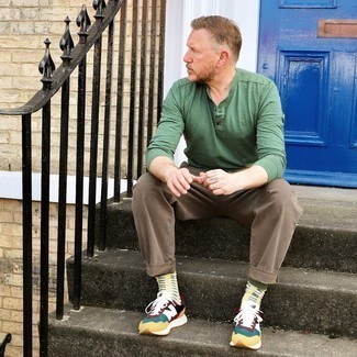 Какие брюки чинос носить с разноцветными кроссовками