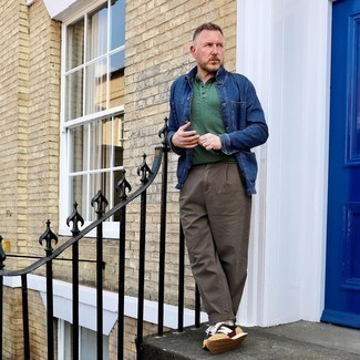 Какие брюки чинос носить с разноцветными кроссовками