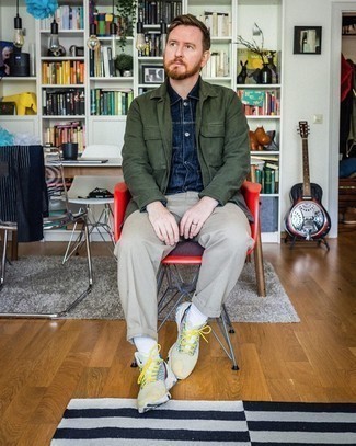 Какие джинсовые куртки носить с разноцветными кроссовками мужчине