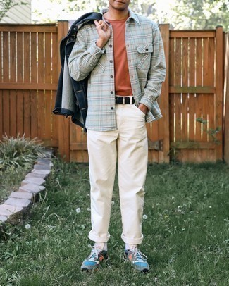 Какие джинсовые куртки носить с разноцветными кроссовками мужчине