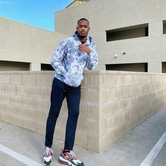 Какой худи носить с разноцветными кроссовками мужчине