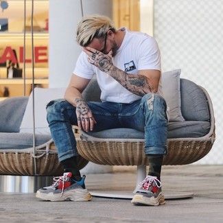 Какие джинсы носить с разноцветными кроссовками мужчине