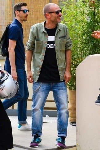 Какие джинсы носить с разноцветными кроссовками мужчине