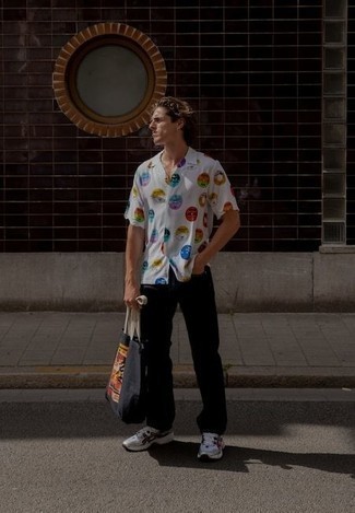 Какие джинсы носить с разноцветными кроссовками мужчине