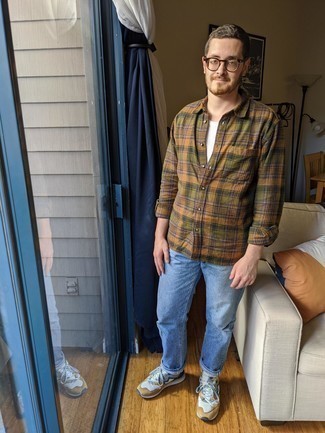 Какие джинсы носить с разноцветными кроссовками мужчине