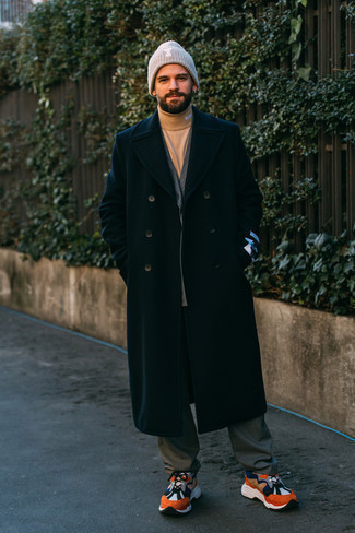 Какие длинные пальто носить с разноцветными кроссовками