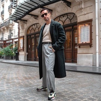 Какие длинные пальто носить с разноцветными кроссовками