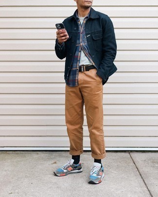 Какие куртки-рубашки носить с разноцветными кроссовками мужчине
