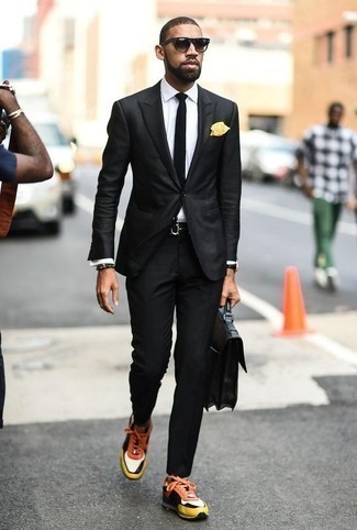 Какие костюмы носить с разноцветными кроссовками