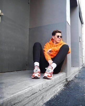 Какие спортивные штаны носить с разноцветными кроссовками мужчине