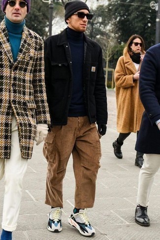 Какие водолазки носить с разноцветными кроссовками мужчине