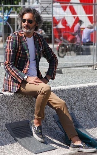 Какие футболки с круглым вырезом носить с разноцветным пиджаком мужчине