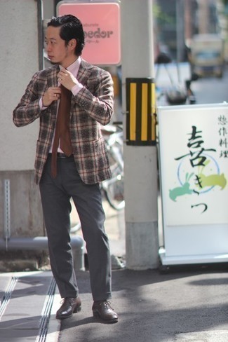 Какие классические брюки носить с разноцветным пиджаком мужчине