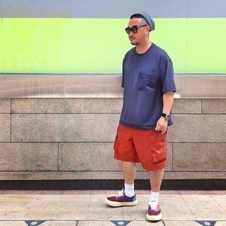 С чем носить разноцветные низкие кеды из плотной ткани мужчине