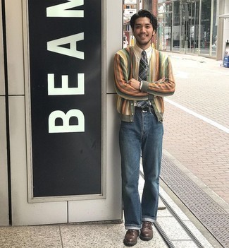 Какие джинсы носить с разноцветным кардиганом мужчине