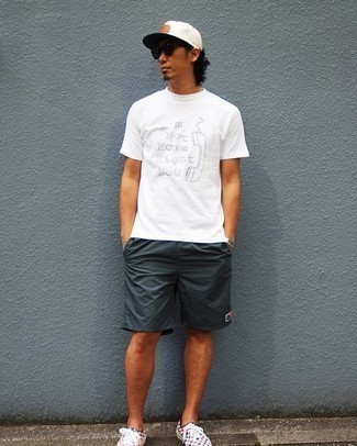 С чем носить разноцветные низкие кеды в клетку мужчине