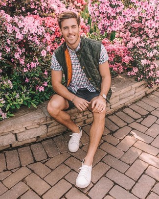 С чем носить разноцветную рубашку с коротким рукавом в клетку мужчине