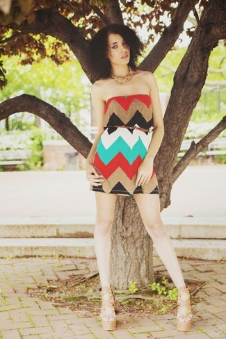 С чем носить разноцветное платье с узором зигзаг