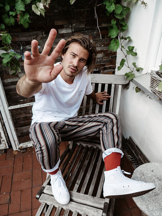 С чем носить разноцветные брюки чинос