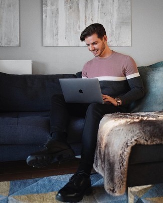 Как носить разноцветный свитер с круглым вырезом с черными брюками чинос