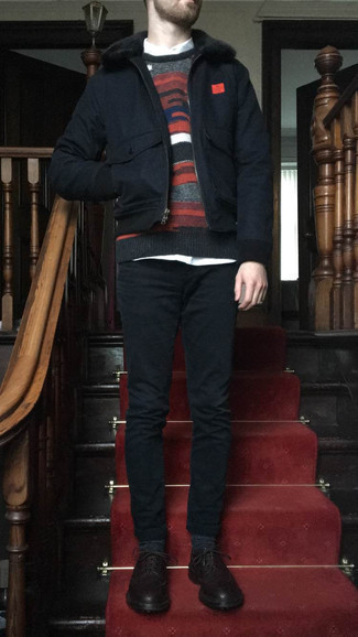 Как носить разноцветный свитер с круглым вырезом с коричневыми кожаными брогами