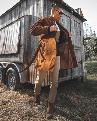 Как носить разноцветный свитер с круглым вырезом с коричневым плащом мужчине