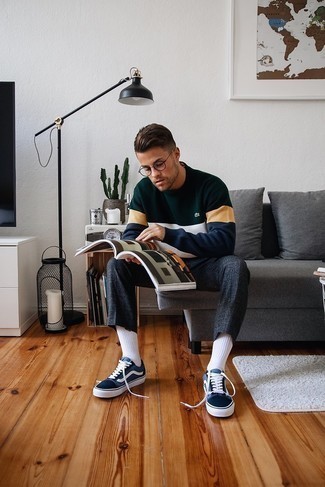 Как носить разноцветный свитер с круглым вырезом с темно-серыми брюками чинос