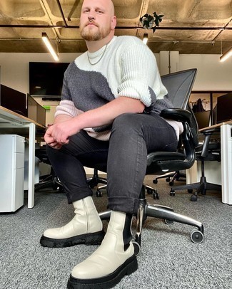 С чем носить разноцветный свитер с круглым вырезом мужчине