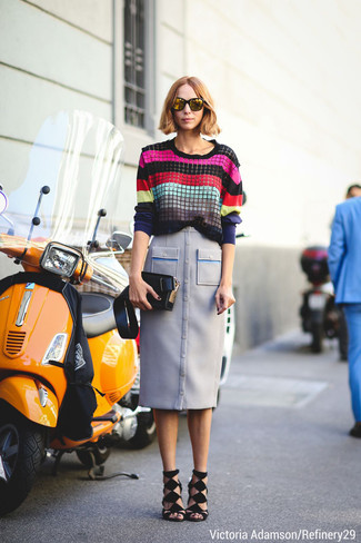 С чем носить разноцветный свитер с круглым вырезом женщине