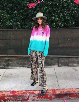 С чем носить разноцветный свитер с круглым вырезом женщине