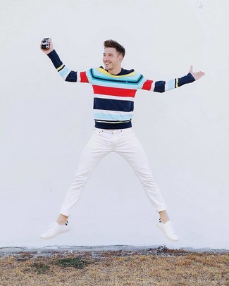 С чем носить разноцветный свитер с круглым вырезом мужчине