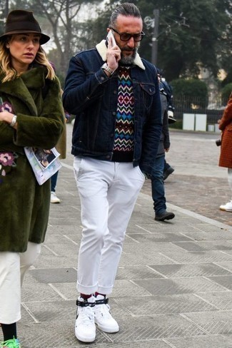 С чем носить разноцветный свитер с круглым вырезом мужчине