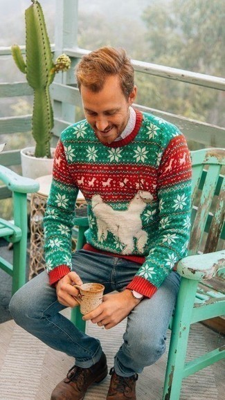 С чем носить разноцветный свитер с круглым вырезом мужчине