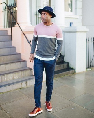 С чем носить разноцветный свитер с круглым вырезом мужчине