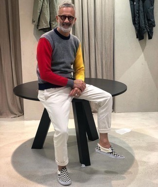 С чем носить разноцветный свитер с круглым вырезом мужчине