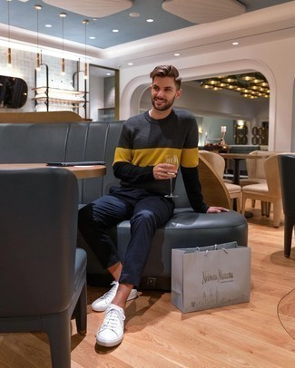 С чем носить разноцветный свитер с круглым вырезом мужчине