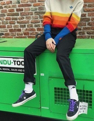 С чем носить разноцветный свитер с круглым вырезом мужчине