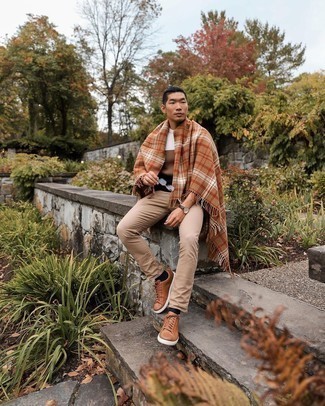 Какие низкие кеды носить с разноцветным свитером с круглым вырезом мужчине