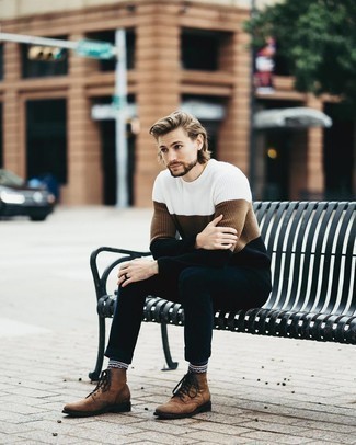 Как носить разноцветный свитер с круглым вырезом с темно-синими джинсами мужчине