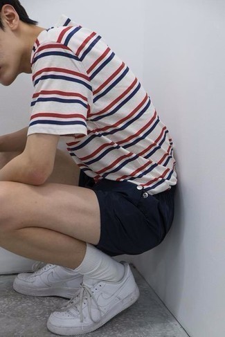 С чем носить разноцветную футболку с круглым вырезом мужчине