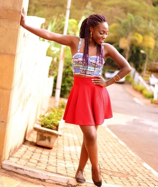 Какие короткие юбки-солнце носить с разноцветным укороченным топом