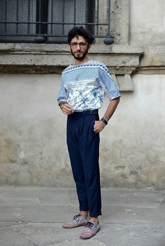 Какие брюки чинос носить с разноцветными туфлями дерби