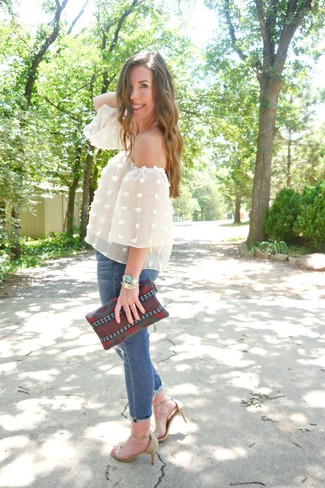 С чем носить разноцветный клатч с вышивкой