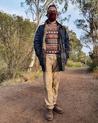 С чем носить разноцветный свитер с круглым вырезом с жаккардовым узором мужчине