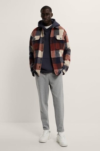 С чем носить разноцветную фланелевую куртку-рубашку мужчине