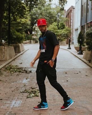 Какие брюки карго носить с разноцветными высокими кедами