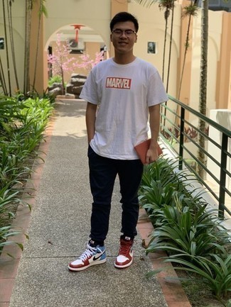 Какие брюки чинос носить с разноцветными высокими кедами