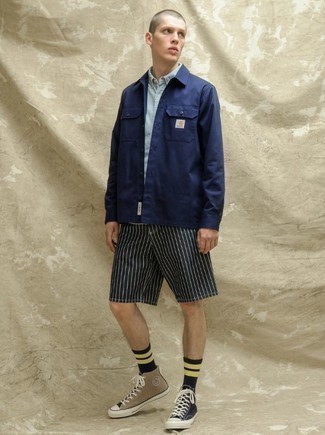 Какие шорты носить с разноцветными высокими кедами мужчине