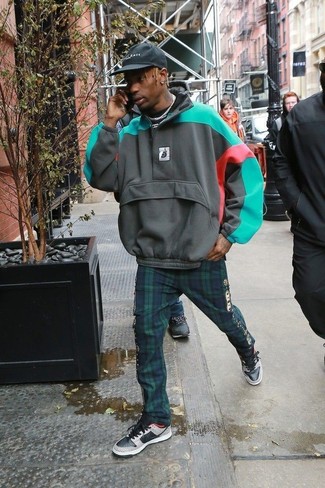 С чем носить разноцветный худи в горизонтальную полоску мужчине